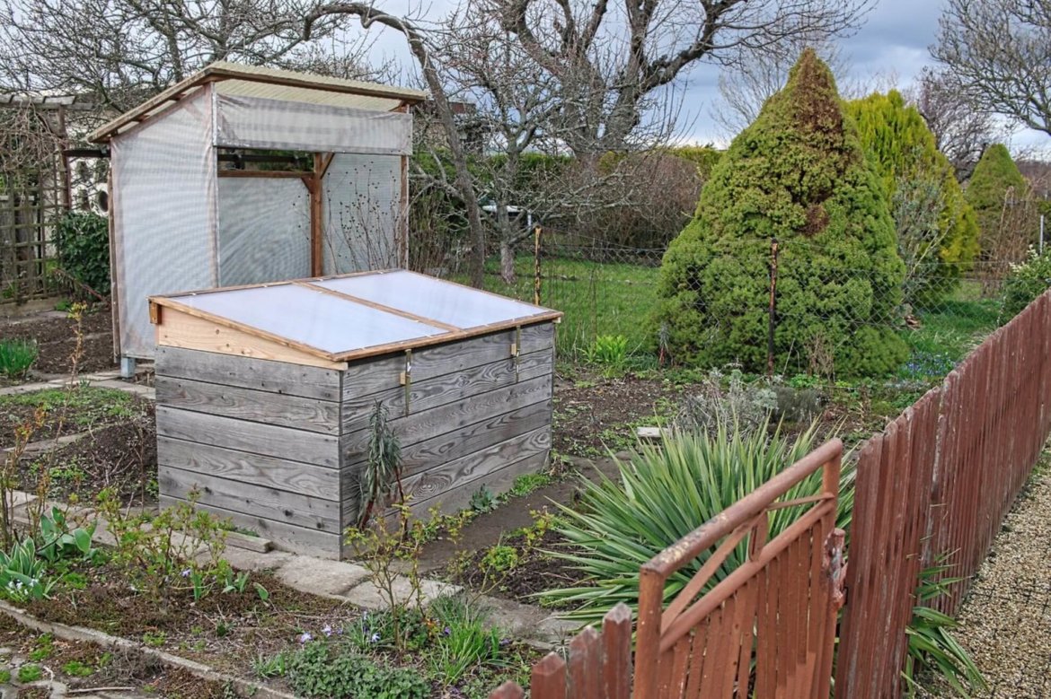 Hochbeet im Garten zum Frühbeet umgebaut